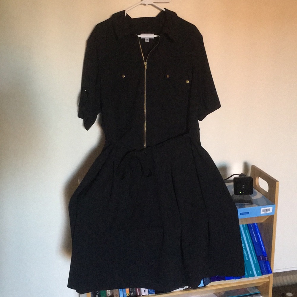 Black shortsleeved Dress w/ Gold Buttons & Zipper